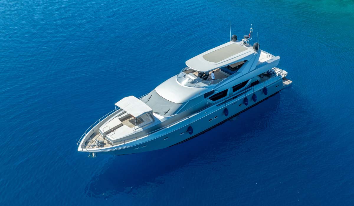 Why choose Luxury Yacht Charter over luxury hotels in Goa?